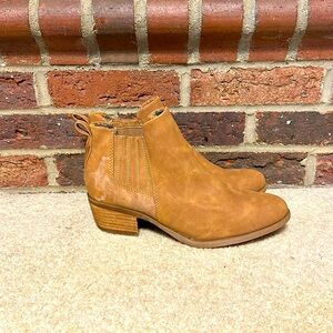 Women’ SZ 8.5 B.O.C vegan leather ankle booties.